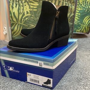 White Mountain ALTOS Black Suede ankle boot with brass zipper closure - size 6.5
